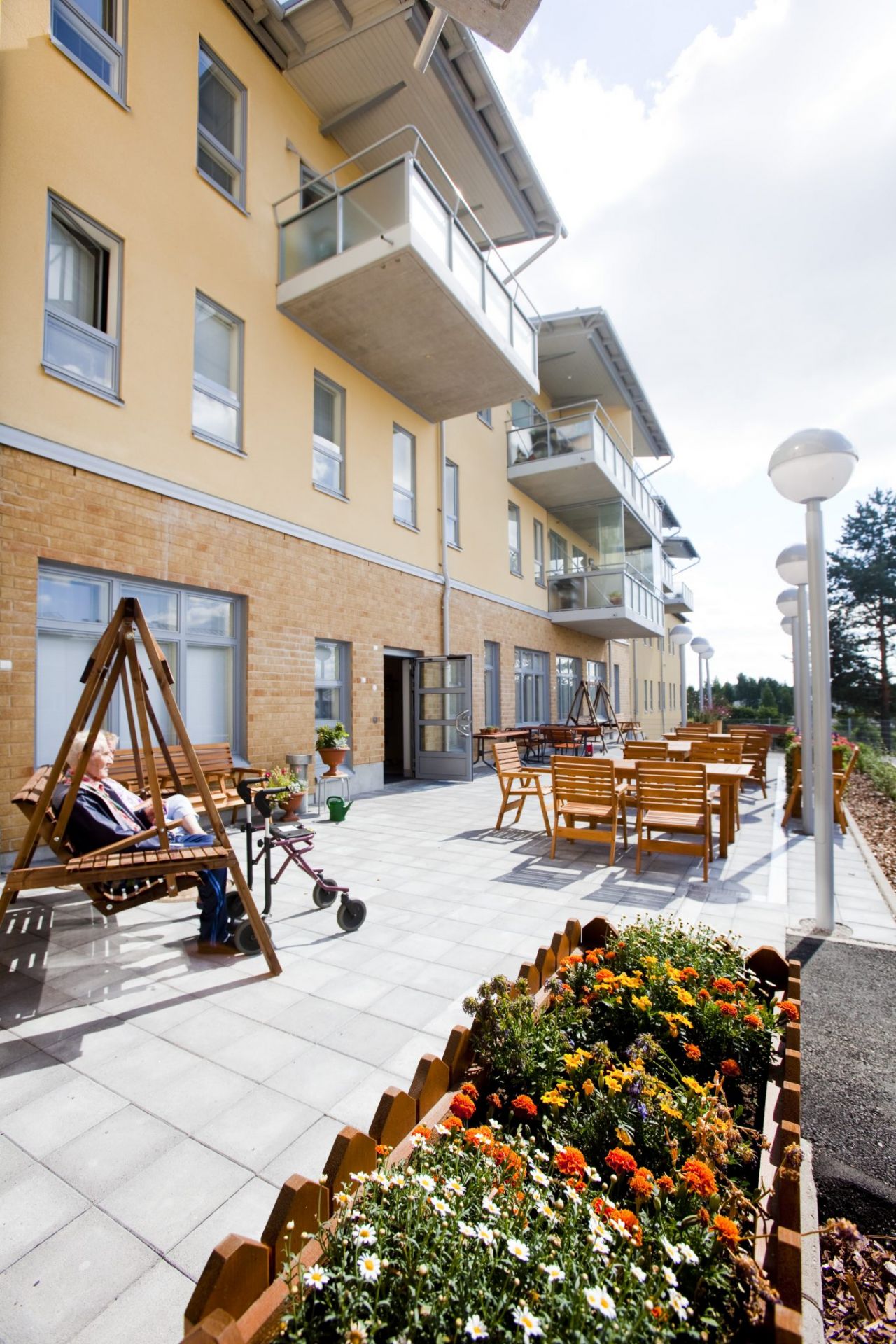 10Servicehuset Elsie med terrass och sittplatser utomhus